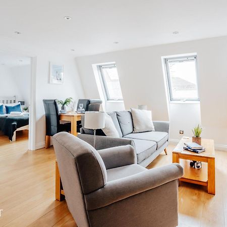 Central 3 Bed Apartment At Regents Court, Newbury Ньюбери Экстерьер фото