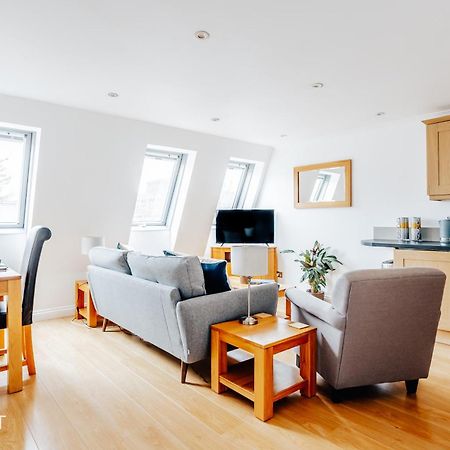 Central 3 Bed Apartment At Regents Court, Newbury Ньюбери Экстерьер фото
