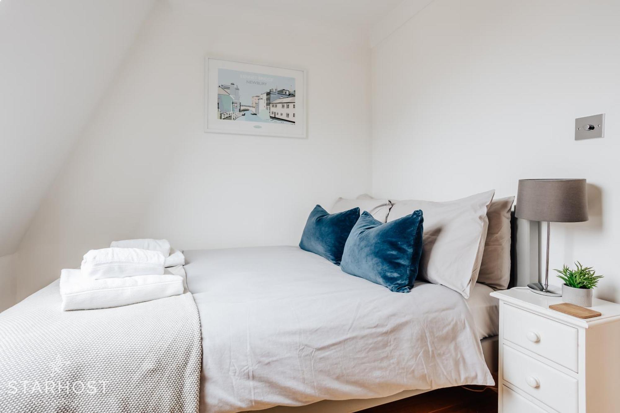 Central 3 Bed Apartment At Regents Court, Newbury Ньюбери Экстерьер фото