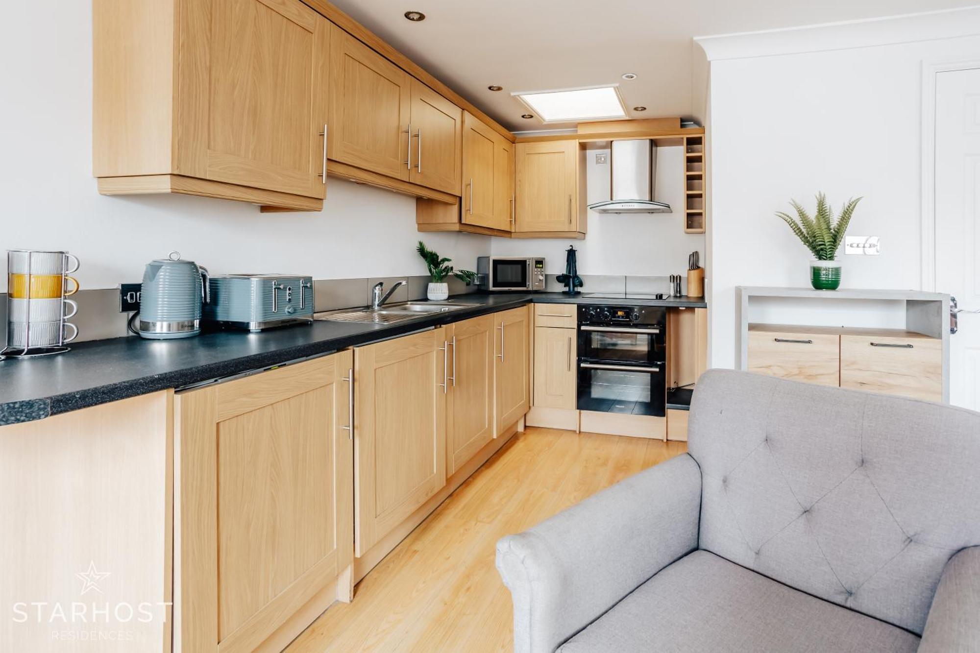 Central 3 Bed Apartment At Regents Court, Newbury Ньюбери Экстерьер фото