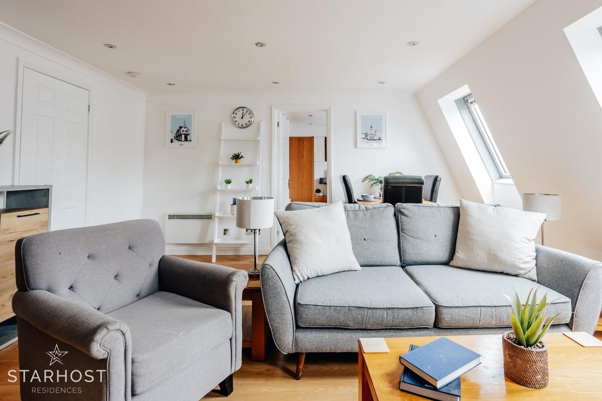 Central 3 Bed Apartment At Regents Court, Newbury Ньюбери Экстерьер фото