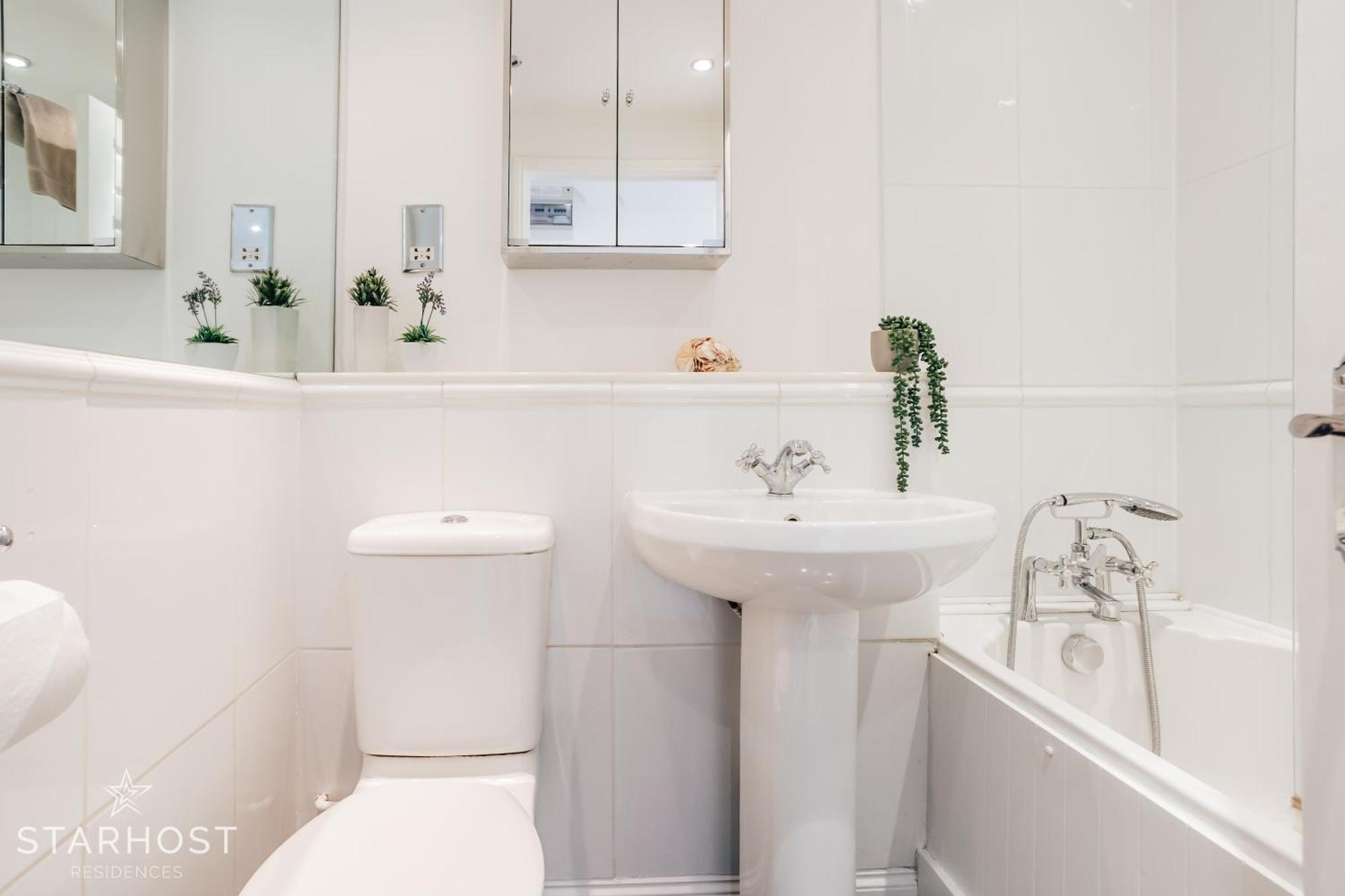 Central 3 Bed Apartment At Regents Court, Newbury Ньюбери Экстерьер фото