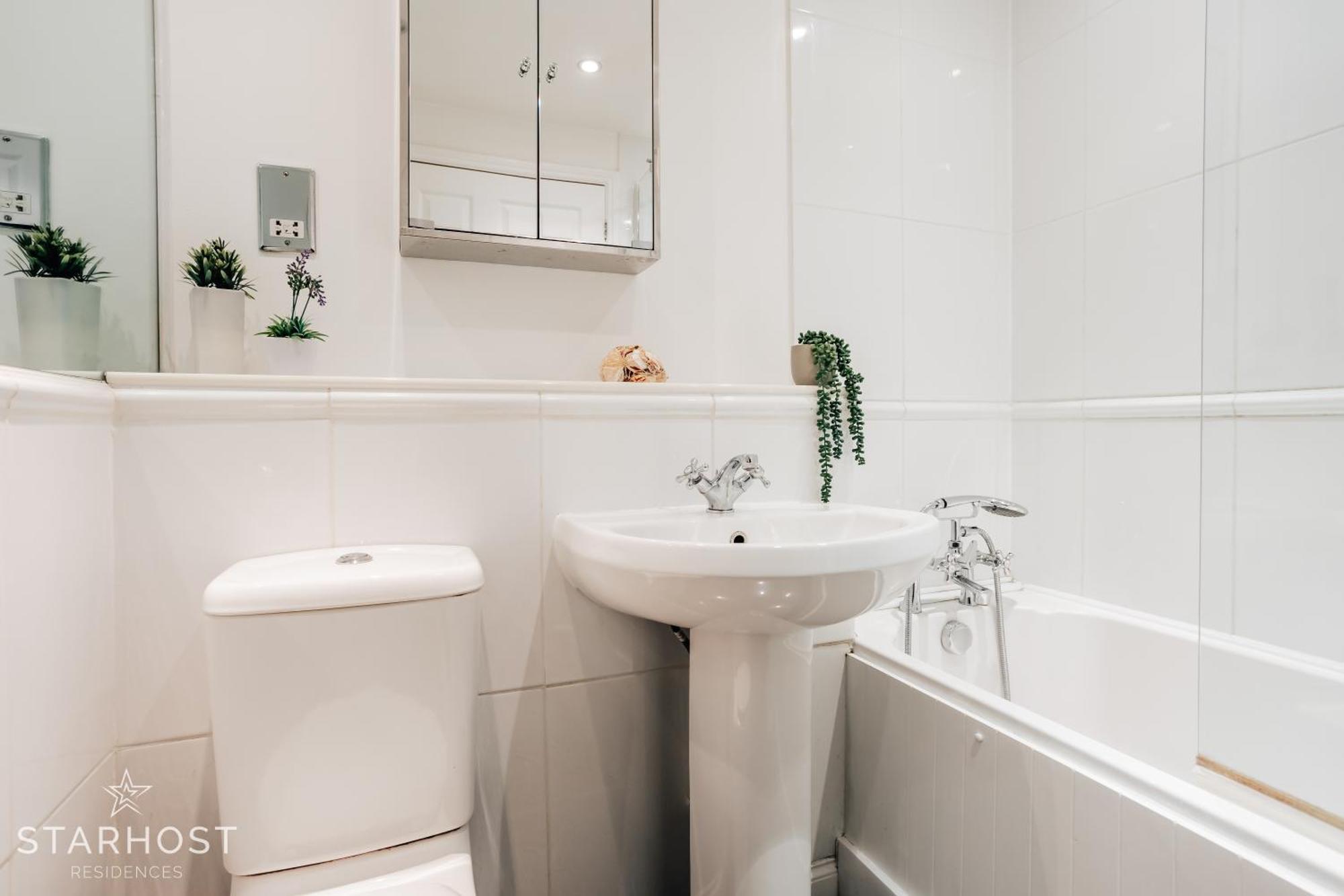Central 3 Bed Apartment At Regents Court, Newbury Ньюбери Экстерьер фото